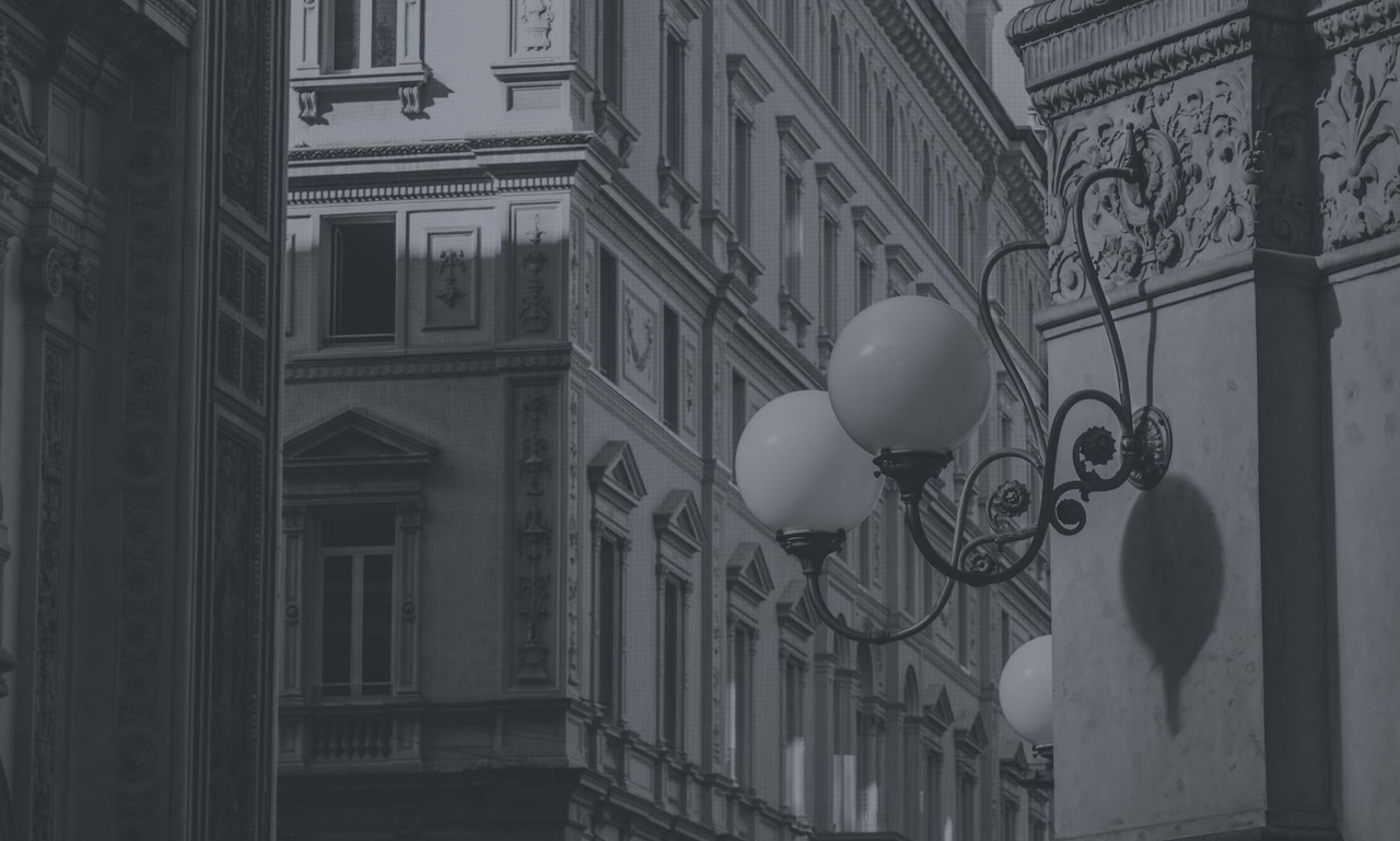 I lampioni e le facciate storiche del centro di Milano