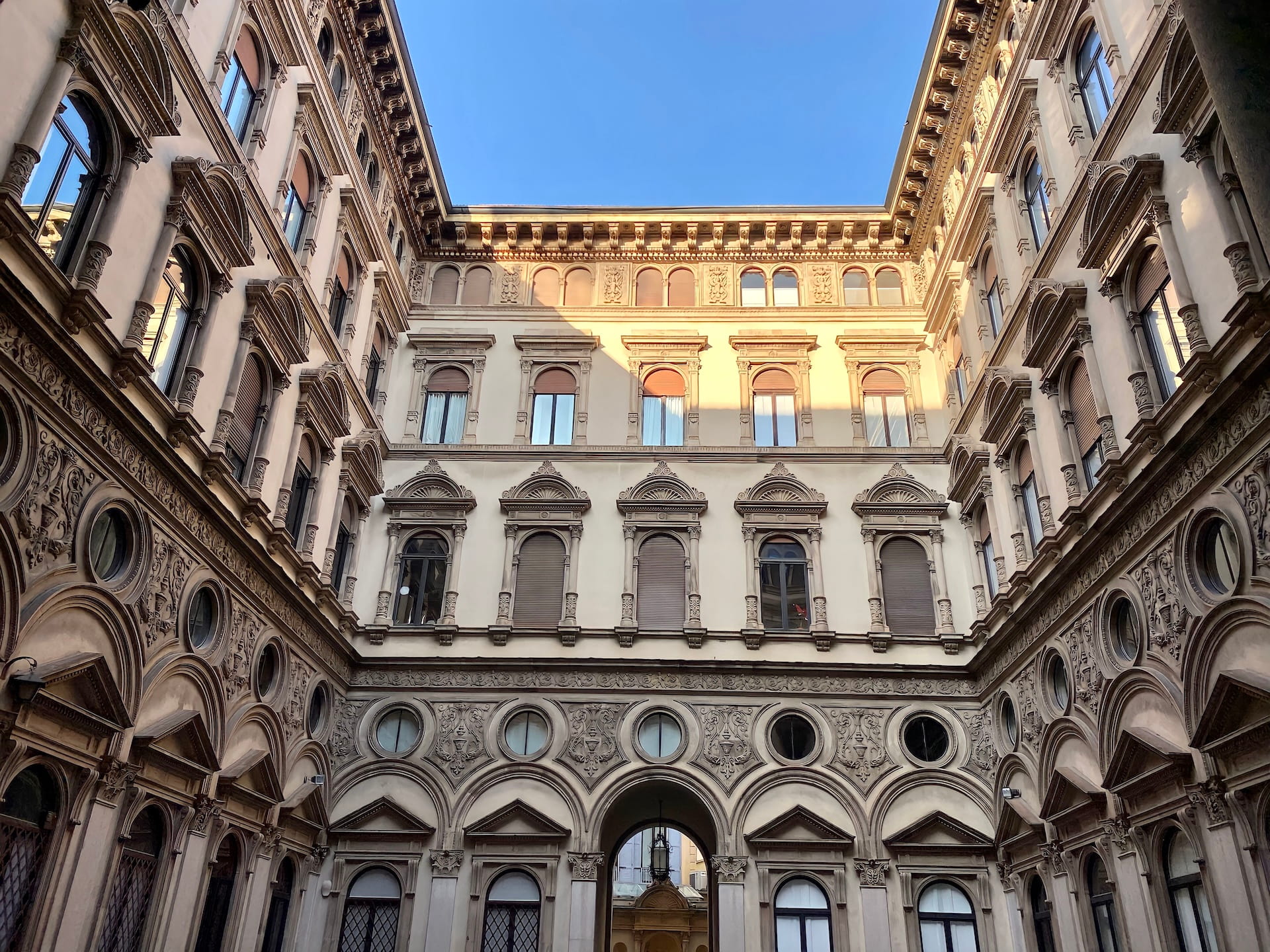 Il cortile del Palazzo Bonacossa in Piazza Castello, Milano